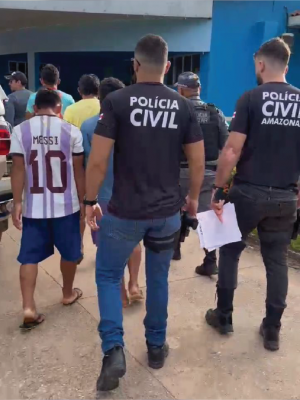 A Polícia Civil do Amazonas (PC-AM), por meio da 63ª Delegacia Interativa de Polícia (DIP) de Pauini (a 923 quilômetros de Manaus), em ação integrada com a Polícia Militar do Amazonas (PMAM), deflagrou, na sexta-feira (24), a Operação Terra com Lei e prendeu quatro indivíduos envolvidos no homicídio qualificado de Edney Souza de Oliveira, que tinha 34 anos. O crime foi praticado no dia 25 de dezembro de 2024, no município.