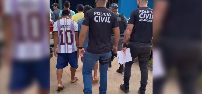 A Polícia Civil do Amazonas (PC-AM), por meio da 63ª Delegacia Interativa de Polícia (DIP) de Pauini (a 923 quilômetros de Manaus), em ação integrada com a Polícia Militar do Amazonas (PMAM), deflagrou, na sexta-feira (24), a Operação Terra com Lei e prendeu quatro indivíduos envolvidos no homicídio qualificado de Edney Souza de Oliveira, que tinha 34 anos. O crime foi praticado no dia 25 de dezembro de 2024, no município.
