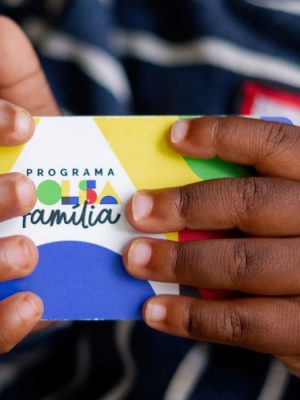 A Caixa Econômica Federal paga nesta sexta-feira (21) a parcela de março do novo Bolsa Família aos beneficiários com Número de Inscrição Social (NIS) de final 4. O valor mínimo corresponde a R$ 600, mas com o novo adicional o valor médio do benefício sobe para R$ 668,65.