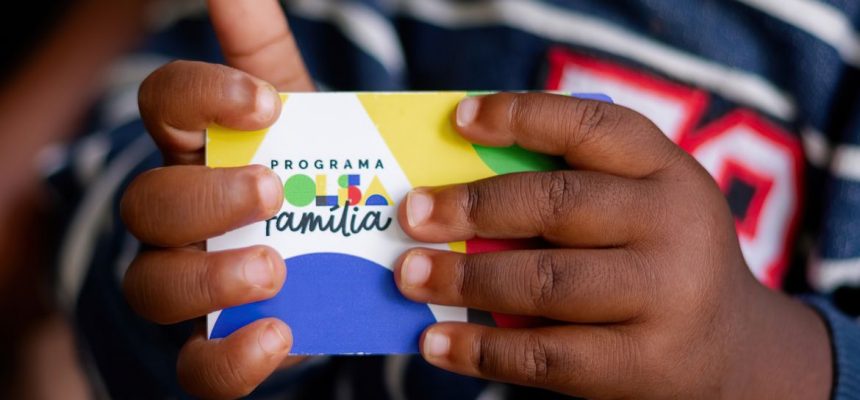 A Caixa Econômica Federal paga nesta sexta-feira (21) a parcela de março do novo Bolsa Família aos beneficiários com Número de Inscrição Social (NIS) de final 4. O valor mínimo corresponde a R$ 600, mas com o novo adicional o valor médio do benefício sobe para R$ 668,65.