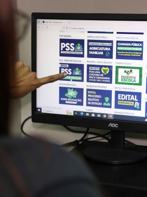 Em dois editais, a Secretaria de Estado de Educação e Desporto Escolar convocou, nesta quinta-feira (24), 418 candidatos aprovados no Processo Seletivo Simplificado (PSS) para contratação temporária. São 307 profissionais do Edital nº 01, para o interior do estado, e 111 profissionais do Edital nº 02, para áreas indígenas. A lista completa com os candidatos aprovados está disponível no link: https://abrir.link/SBysF