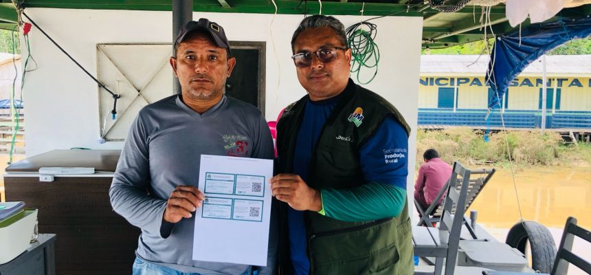Ao longo deste mês de abril, o Instituto de Desenvolvimento Agropecuário e Florestal Sustentável do Estado do Amazonas (Idam) efetua a emissão e renovação de 111 Cadastros Nacionais da Agricultura Familiar (CAF’s) em Lábrea e Pauini (distantes 702 e 923 quilômetros, respectivamente, de Manaus). A regularização contemplou agricultores familiares de 32 comunidades rurais da Reserva Extrativista (Resex) do Médio Purus, localizada nos dois municípios.