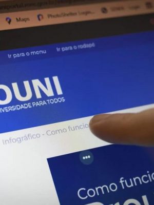 Os interessados em participar do processo seletivo do 2º semestre de 2025 do Programa Universidade para Todos (Prouni) podem se inscrever até as 23h59 (horário de Brasília) desta sexta-feira (4/7). As inscrições são gratuitas e devem ser realizadas, exclusivamente pela internet, por meio do Portal Único de Acesso ao Ensino Superior. Para evitar cair em golpes, os estudantes devem usar o site oficial, pelo endereço https://acessounico.mec.gov.br/prouni . Nesta edição, o Ministério da Educação (MEC) oferta mais de 211 mil bolsas. Desse total, mais de 118 mil são integrais (100% gratuitas) e mais de 93 mil parciais (gratuidade da metade do valor da mensalidade). As bolsas são para mais de 370 cursos de 887 instituições privadas de ensino superior de todo o Brasil. As características de cada bolsa ofertada podem ser consultadas no Portal Acesso Único. A busca pode ser feita por curso, instituição de ensino e município. O curso de administração é o que oferta mais oportunidades, sendo 9.275 bolsas integrais e 4.499 parciais. Em seguida, estão os cursos de direito, com 13.152 bolsas (4.277 integrais e 8.875 parciais); pedagogia, com 11.339 bolsas (8.465 integrais e 2.874 parciais) e educação física, com 8.939 (6.063 integrais e 2.876 parciais). Para medicina, são ofertadas 1.159 bolsas, sendo 988 bolsas integrais (sem custo de mensalidade) e 171 parciais. Requisitos – Para se inscrever no processo seletivo do Prouni, é necessário que o estudante tenha o ensino médio completo; tenha participado do Exame Nacional do Ensino Médio (Enem) em 2024 e/ou em 2023; tenha obtido, no mínimo, 450 pontos na média das cinco provas do exame; e não tenha zerado a prova da redação do Enem. O edital veda a inscrição para quem declarou ter participado do Enem na condição de treineiro, ou seja, quem participou do exame para fins de autoavaliação antes mesmo de concluir o ensino médio. Para fins de classificação e eventual pré-seleção nesse processo seletivo, serão utilizadas as duas edições mais recentes do Enem (2023 e 2024). Para quem fez ambas, o sistema considerará aquela em que o estudante obteve a melhor média. Os candidatos precisam atender a pelo menos uma das seguintes condições: ter feito o ensino médio integralmente em escola da rede pública; ter feito o ensino médio integralmente em instituição privada na condição de bolsista integral da respectiva instituição; ter feito o ensino médio parcialmente em escola da rede pública e parcialmente em instituição privada na condição de bolsista integral da respectiva instituição; ter feito o ensino médio parcialmente em escola da rede pública e parcialmente em instituição privada na condição de bolsista parcial da respectiva instituição; ter feito o ensino médio integralmente em instituição privada na condição de bolsista parcial da respectiva instituição ou sem a condição de bolsista; ser pessoa com deficiência na forma prevista na legislação; ser professor da rede pública de ensino, exclusivamente para concorrer aos cursos de licenciatura e pedagogia, destinados à formação do magistério da educação básica. Nesse último caso, não é aplicado o limite de renda exigido aos demais candidatos. O edital estabelece, ainda, que o estudante deverá optar por concorrer às bolsas destinadas à ampla concorrência ou àquelas destinadas à implementação de políticas afirmativas referentes às pessoas com deficiência e/ou autodeclaradas indígenas, pardas ou pretas. No caso da escolha das bolsas integrais, é necessário que a renda familiar bruta mensal por pessoa não exceda o valor de 1,5 salário mínimo. Já para bolsas parciais, é preciso que a renda familiar bruta mensal por pessoa não exceda o valor de três salários mínimos. Esses requisitos não se aplicam aos professores da rede pública, integrantes do quadro de pessoal permanente da instituição pública, que vão concorrer às vagas de licenciatura e pedagogia. Resultado – O resultado da primeira chamada será divulgado no dia 7 de julho na página do Prouni, no portal Acesso Único. Já a segunda chamada sairá no dia 28 de julho. Confira o cronograma completo: prouni7.png . Prouni 20 anos – Criado em 2004 e instituído pela Lei nº 11.096/2005, o Programa Universidade para Todos oferta bolsas de estudo (integrais e parciais) em cursos de graduação e sequenciais de formação específica em instituições de educação superior privadas. O programa tem como público-alvo o estudante sem diploma de nível superior, e os seus processos seletivos ocorrem duas vezes ao ano. Em 2025, o Prouni comemora 20 anos de existência, com mais de 3,5 milhões de estudantes beneficiados desde 2005 até a 1ª edição de 2025. Nas duas últimas décadas, mulheres (56%) e negros (55%) foram maioria entre o público da política. Além disso, segundo o Censo da Educação Superior de 2023, ao se analisarem os efeitos do programa na taxa de conclusão de curso superior, verificou-se que 58% dos participantes concluíram a graduação. Ao todo, 1,46 milhão de bolsistas concluíram seus cursos de graduação. Já entre os estudantes que não participam do programa, o percentual cai para 36%. Os dados ressaltam o impacto social do Prouni no acesso e na conclusão do ensino superior.