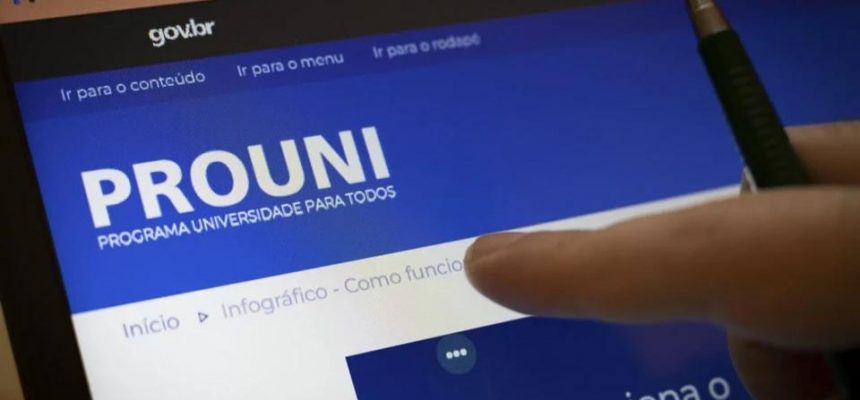 Os interessados em participar do processo seletivo do 2º semestre de 2025 do Programa Universidade para Todos (Prouni) podem se inscrever até as 23h59 (horário de Brasília) desta sexta-feira (4/7). As inscrições são gratuitas e devem ser realizadas, exclusivamente pela internet, por meio do Portal Único de Acesso ao Ensino Superior. Para evitar cair em golpes, os estudantes devem usar o site oficial, pelo endereço https://acessounico.mec.gov.br/prouni . Nesta edição, o Ministério da Educação (MEC) oferta mais de 211 mil bolsas. Desse total, mais de 118 mil são integrais (100% gratuitas) e mais de 93 mil parciais (gratuidade da metade do valor da mensalidade). As bolsas são para mais de 370 cursos de 887 instituições privadas de ensino superior de todo o Brasil. As características de cada bolsa ofertada podem ser consultadas no Portal Acesso Único. A busca pode ser feita por curso, instituição de ensino e município. O curso de administração é o que oferta mais oportunidades, sendo 9.275 bolsas integrais e 4.499 parciais. Em seguida, estão os cursos de direito, com 13.152 bolsas (4.277 integrais e 8.875 parciais); pedagogia, com 11.339 bolsas (8.465 integrais e 2.874 parciais) e educação física, com 8.939 (6.063 integrais e 2.876 parciais). Para medicina, são ofertadas 1.159 bolsas, sendo 988 bolsas integrais (sem custo de mensalidade) e 171 parciais. Requisitos – Para se inscrever no processo seletivo do Prouni, é necessário que o estudante tenha o ensino médio completo; tenha participado do Exame Nacional do Ensino Médio (Enem) em 2024 e/ou em 2023; tenha obtido, no mínimo, 450 pontos na média das cinco provas do exame; e não tenha zerado a prova da redação do Enem. O edital veda a inscrição para quem declarou ter participado do Enem na condição de treineiro, ou seja, quem participou do exame para fins de autoavaliação antes mesmo de concluir o ensino médio. Para fins de classificação e eventual pré-seleção nesse processo seletivo, serão utilizadas as duas edições mais recentes do Enem (2023 e 2024). Para quem fez ambas, o sistema considerará aquela em que o estudante obteve a melhor média. Os candidatos precisam atender a pelo menos uma das seguintes condições: ter feito o ensino médio integralmente em escola da rede pública; ter feito o ensino médio integralmente em instituição privada na condição de bolsista integral da respectiva instituição; ter feito o ensino médio parcialmente em escola da rede pública e parcialmente em instituição privada na condição de bolsista integral da respectiva instituição; ter feito o ensino médio parcialmente em escola da rede pública e parcialmente em instituição privada na condição de bolsista parcial da respectiva instituição; ter feito o ensino médio integralmente em instituição privada na condição de bolsista parcial da respectiva instituição ou sem a condição de bolsista; ser pessoa com deficiência na forma prevista na legislação; ser professor da rede pública de ensino, exclusivamente para concorrer aos cursos de licenciatura e pedagogia, destinados à formação do magistério da educação básica. Nesse último caso, não é aplicado o limite de renda exigido aos demais candidatos. O edital estabelece, ainda, que o estudante deverá optar por concorrer às bolsas destinadas à ampla concorrência ou àquelas destinadas à implementação de políticas afirmativas referentes às pessoas com deficiência e/ou autodeclaradas indígenas, pardas ou pretas. No caso da escolha das bolsas integrais, é necessário que a renda familiar bruta mensal por pessoa não exceda o valor de 1,5 salário mínimo. Já para bolsas parciais, é preciso que a renda familiar bruta mensal por pessoa não exceda o valor de três salários mínimos. Esses requisitos não se aplicam aos professores da rede pública, integrantes do quadro de pessoal permanente da instituição pública, que vão concorrer às vagas de licenciatura e pedagogia. Resultado – O resultado da primeira chamada será divulgado no dia 7 de julho na página do Prouni, no portal Acesso Único. Já a segunda chamada sairá no dia 28 de julho. Confira o cronograma completo: prouni7.png . Prouni 20 anos – Criado em 2004 e instituído pela Lei nº 11.096/2005, o Programa Universidade para Todos oferta bolsas de estudo (integrais e parciais) em cursos de graduação e sequenciais de formação específica em instituições de educação superior privadas. O programa tem como público-alvo o estudante sem diploma de nível superior, e os seus processos seletivos ocorrem duas vezes ao ano. Em 2025, o Prouni comemora 20 anos de existência, com mais de 3,5 milhões de estudantes beneficiados desde 2005 até a 1ª edição de 2025. Nas duas últimas décadas, mulheres (56%) e negros (55%) foram maioria entre o público da política. Além disso, segundo o Censo da Educação Superior de 2023, ao se analisarem os efeitos do programa na taxa de conclusão de curso superior, verificou-se que 58% dos participantes concluíram a graduação. Ao todo, 1,46 milhão de bolsistas concluíram seus cursos de graduação. Já entre os estudantes que não participam do programa, o percentual cai para 36%. Os dados ressaltam o impacto social do Prouni no acesso e na conclusão do ensino superior.