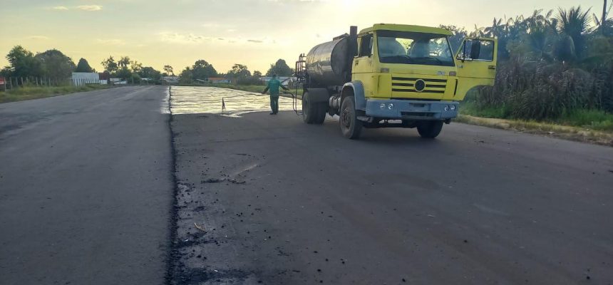 O Governo do Amazonas, por meio da Secretaria de Estado de Infraestrutura (Seinfra), e em convênio firmado com a Prefeitura de Pauini, avançou com a obra de recuperação e modernização da pista de pouso do município (distante 923 quilômetros de Manaus).